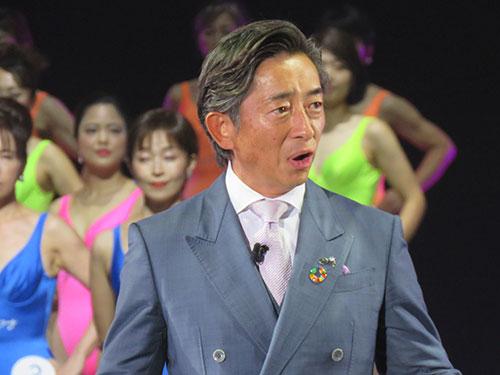 あいさつするダイアナ社長の徳田充孝理事長